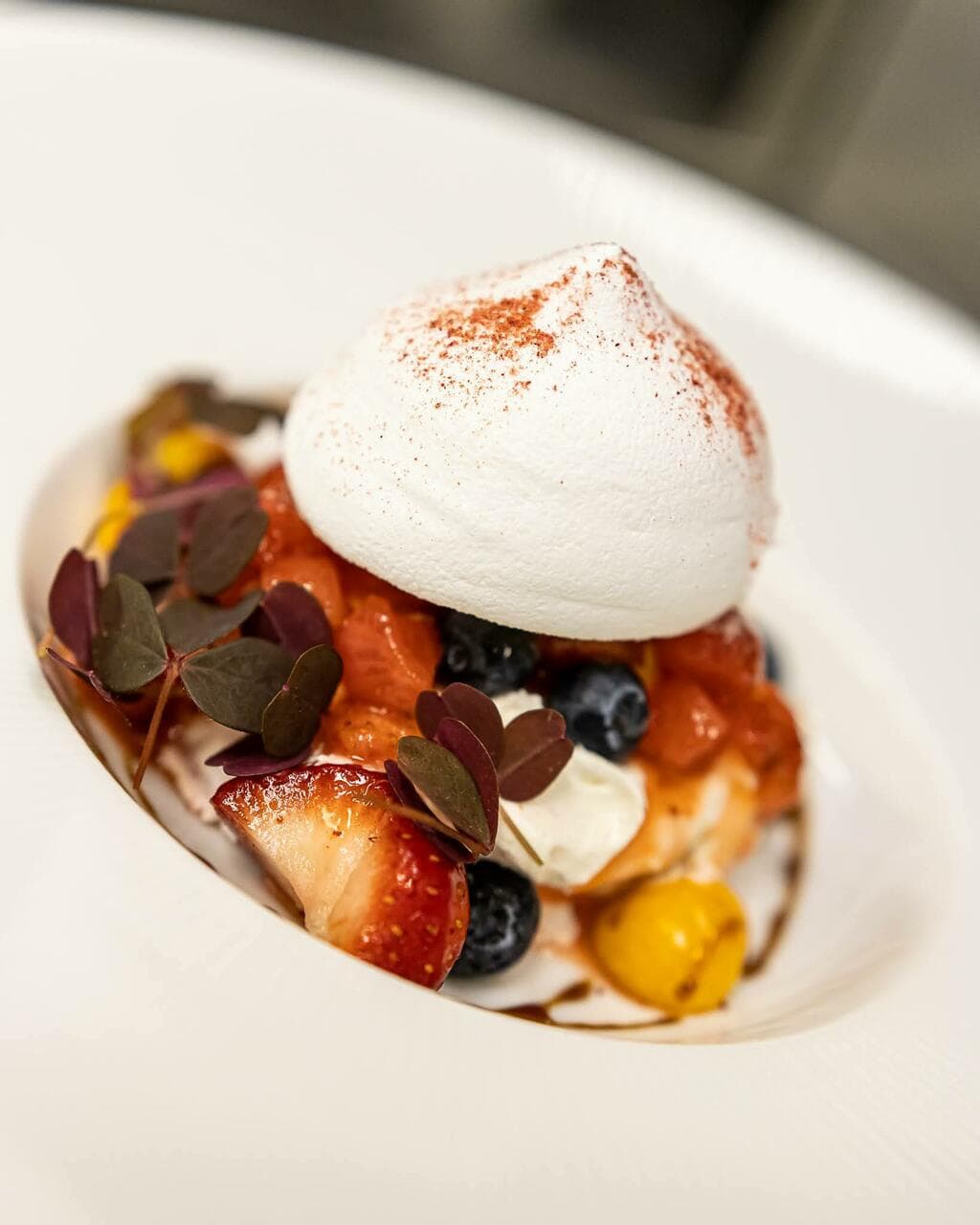 Pavlova marjade ja maasika-passionikastmega